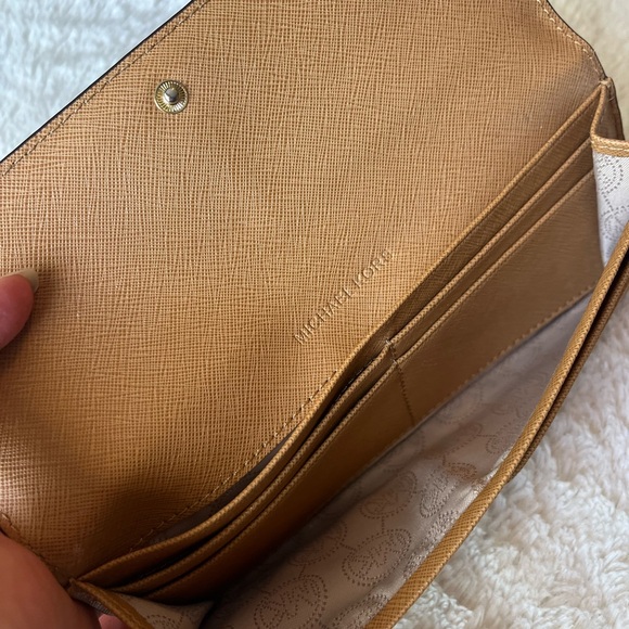Authentic Michael Kors wallet - Picture 3 of 5